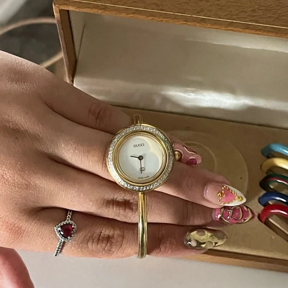 Gucci Gold Bezel Watch With All Bezels - Picture 6 of 9